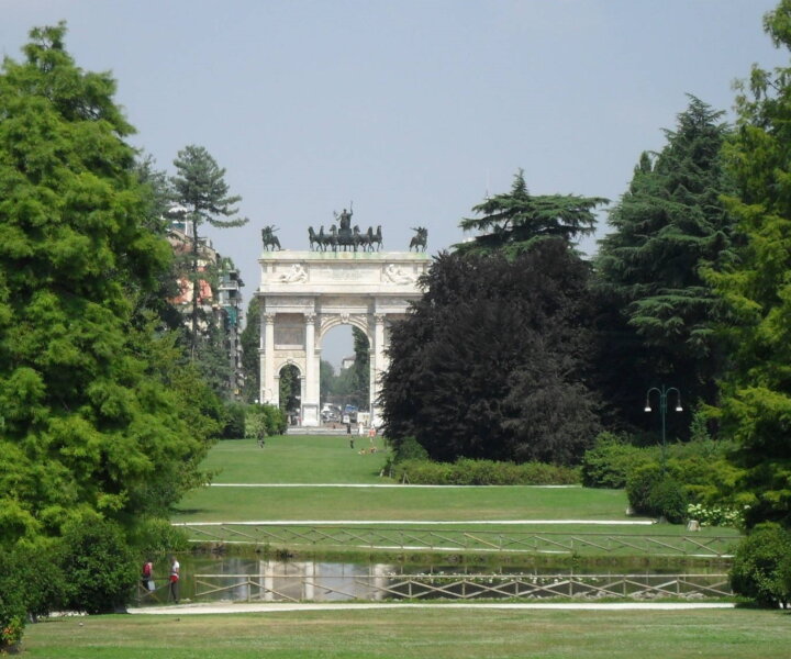 Dos fundos do Castello Sforzesco surge o enorme e lindo Parque Sempione. Ao fundo, o Arco della Pace.