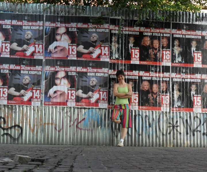 Derradeiro ataque de fã: armar a câmera no meio da rua para tirar foto no muro. Imaginem as caras dos transeuntes.