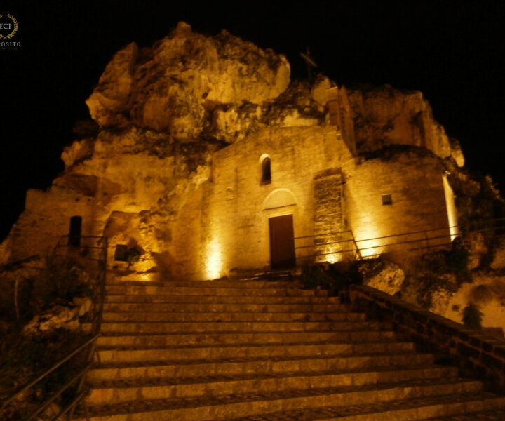 Igreja Madonna de Idris, uma das igrejas rupestres escavadas na rocha calcária.