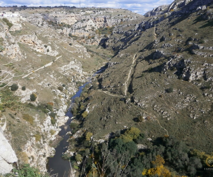 Panorâmina da reserva da Murgia Materana, a qual abriga igrejas rupestres e sarcófagos cavados na rocha.