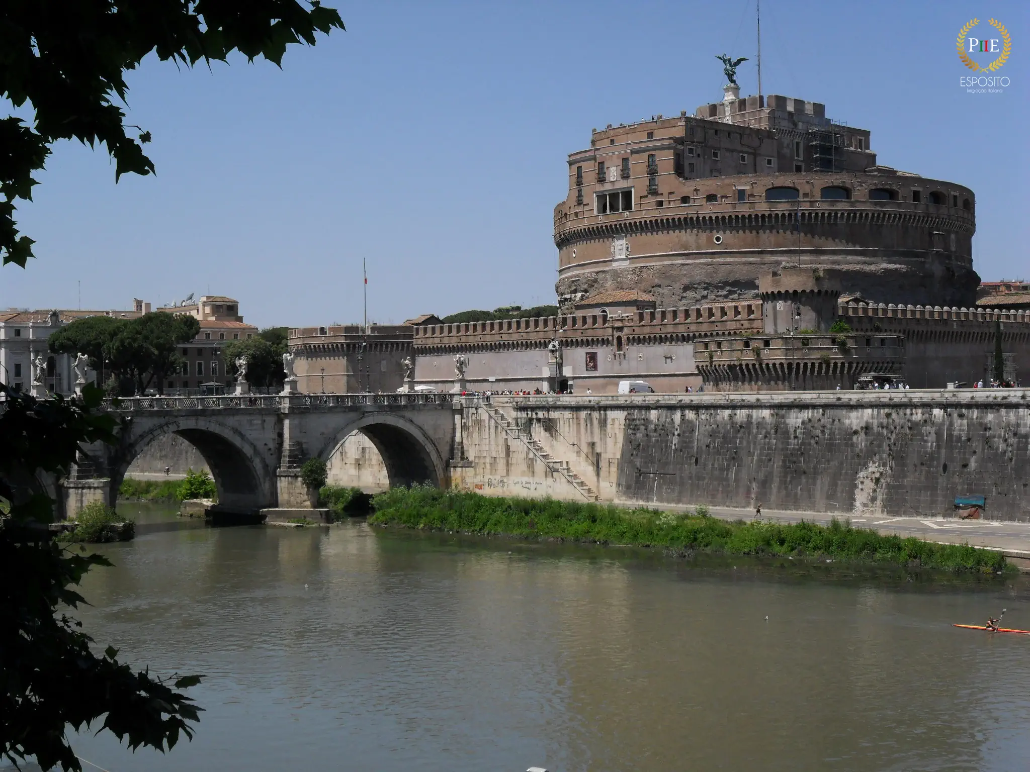 Da outra margem do <em>Tevere</em>, surge a imponente fortificação.Castelo Sant Angelo - Tevere (Roma - Itália)