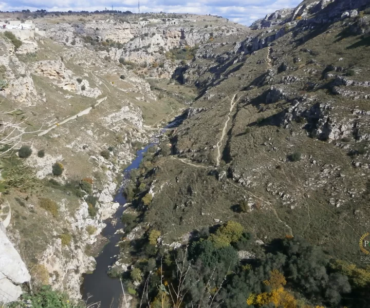 Panorâmina da reserva da Murgia Materana, a qual abriga igrejas rupestres e sarcófagos cavados na rocha.